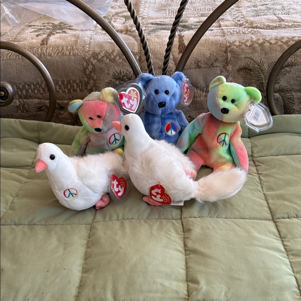 Lot of vintage Ty Beanie babies Peace bears and doves.